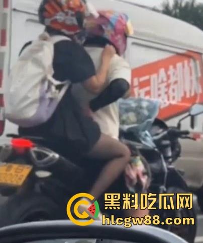 开车不扣逼 抠逼不开车 更何况还是摩托车！鲁BWG008车主你被偷拍了 黑丝骚逼扣起来带劲吗？  第7张