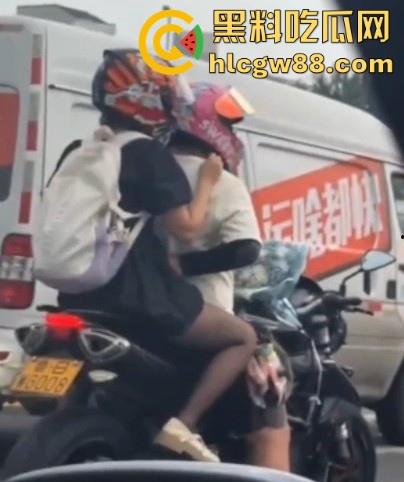 开车不扣逼 抠逼不开车 更何况还是摩托车！鲁BWG008车主你被偷拍了 黑丝骚逼扣起来带劲吗？  第8张