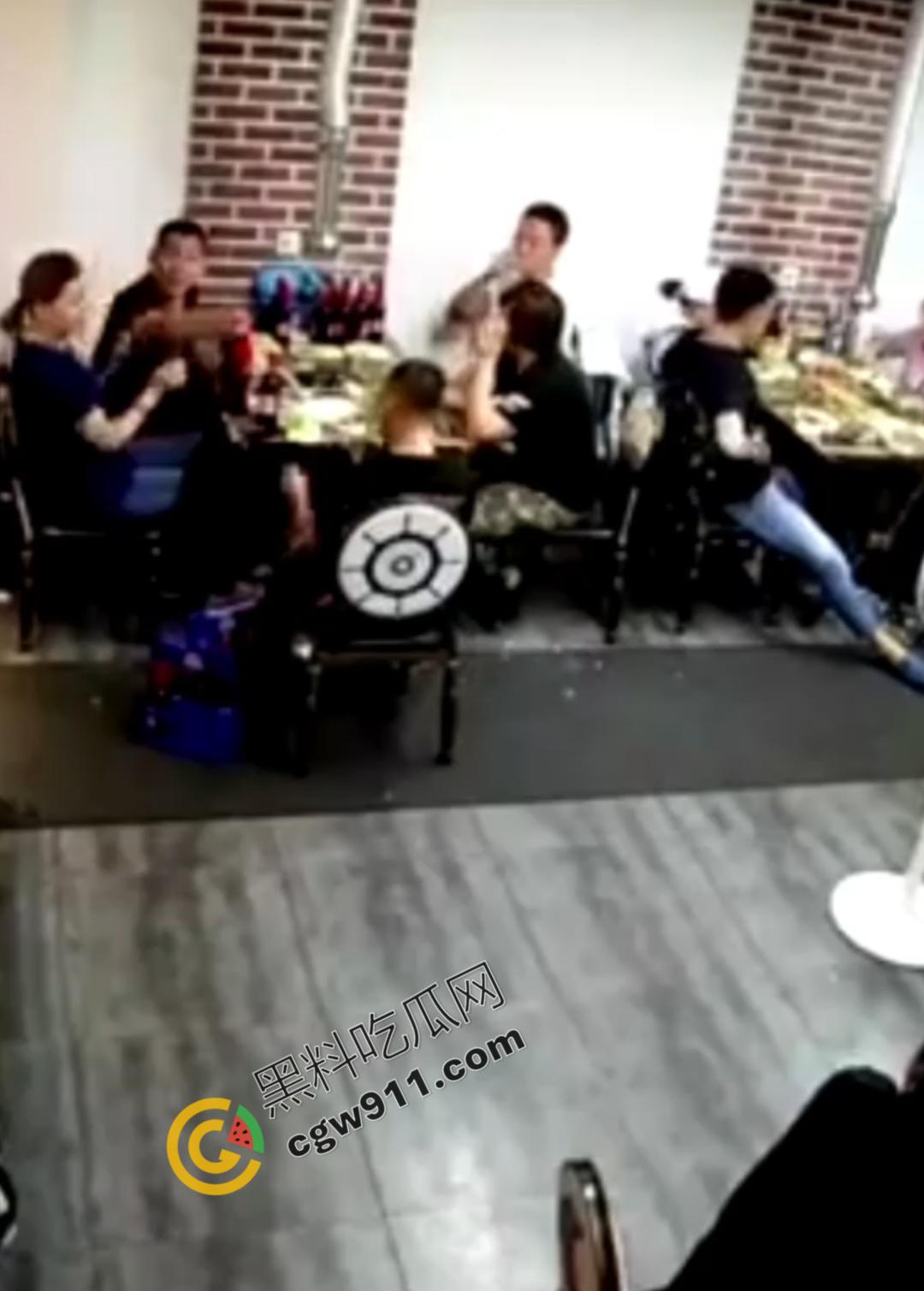 东北酒桌火爆冲突，一时口角引发血案！醉汉挑衅邻桌大哥遭酒瓶爆头，现场激烈打斗混乱不堪  第1张