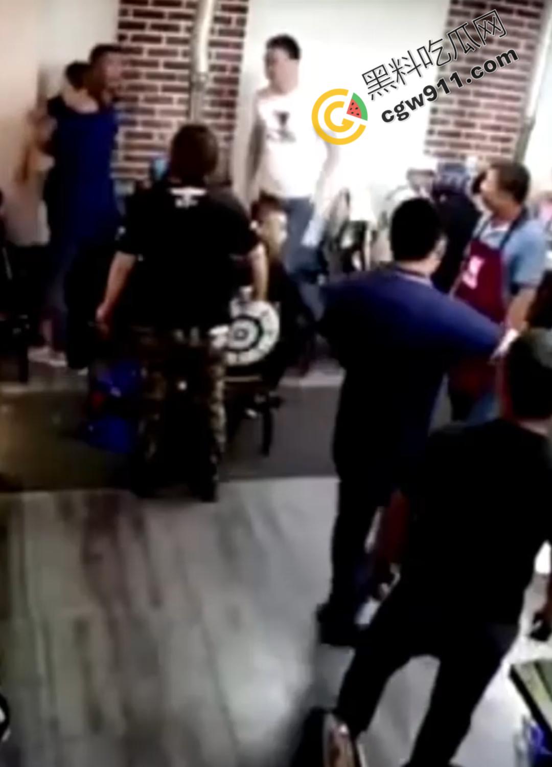 东北酒桌火爆冲突，一时口角引发血案！醉汉挑衅邻桌大哥遭酒瓶爆头，现场激烈打斗混乱不堪  第2张