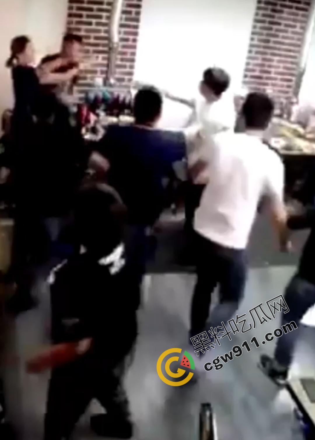 东北酒桌火爆冲突，一时口角引发血案！醉汉挑衅邻桌大哥遭酒瓶爆头，现场激烈打斗混乱不堪  第4张