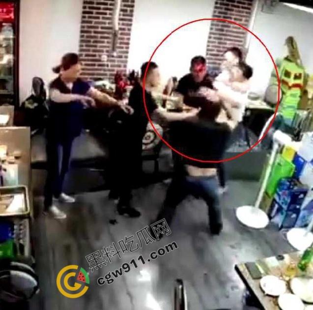 东北酒桌火爆冲突，一时口角引发血案！醉汉挑衅邻桌大哥遭酒瓶爆头，现场激烈打斗混乱不堪  第6张