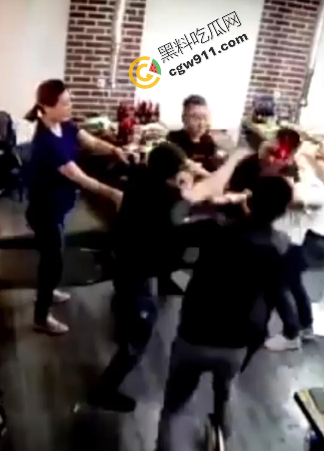 东北酒桌火爆冲突，一时口角引发血案！醉汉挑衅邻桌大哥遭酒瓶爆头，现场激烈打斗混乱不堪  第7张