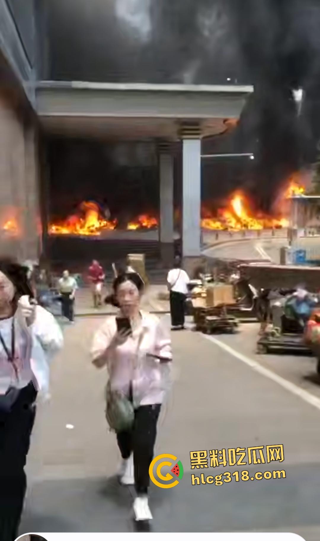 重庆九龙坡摩托车停放点炸翻天！熊孩子鞭炮炸油箱引发大火，火海吞百车！  第3张