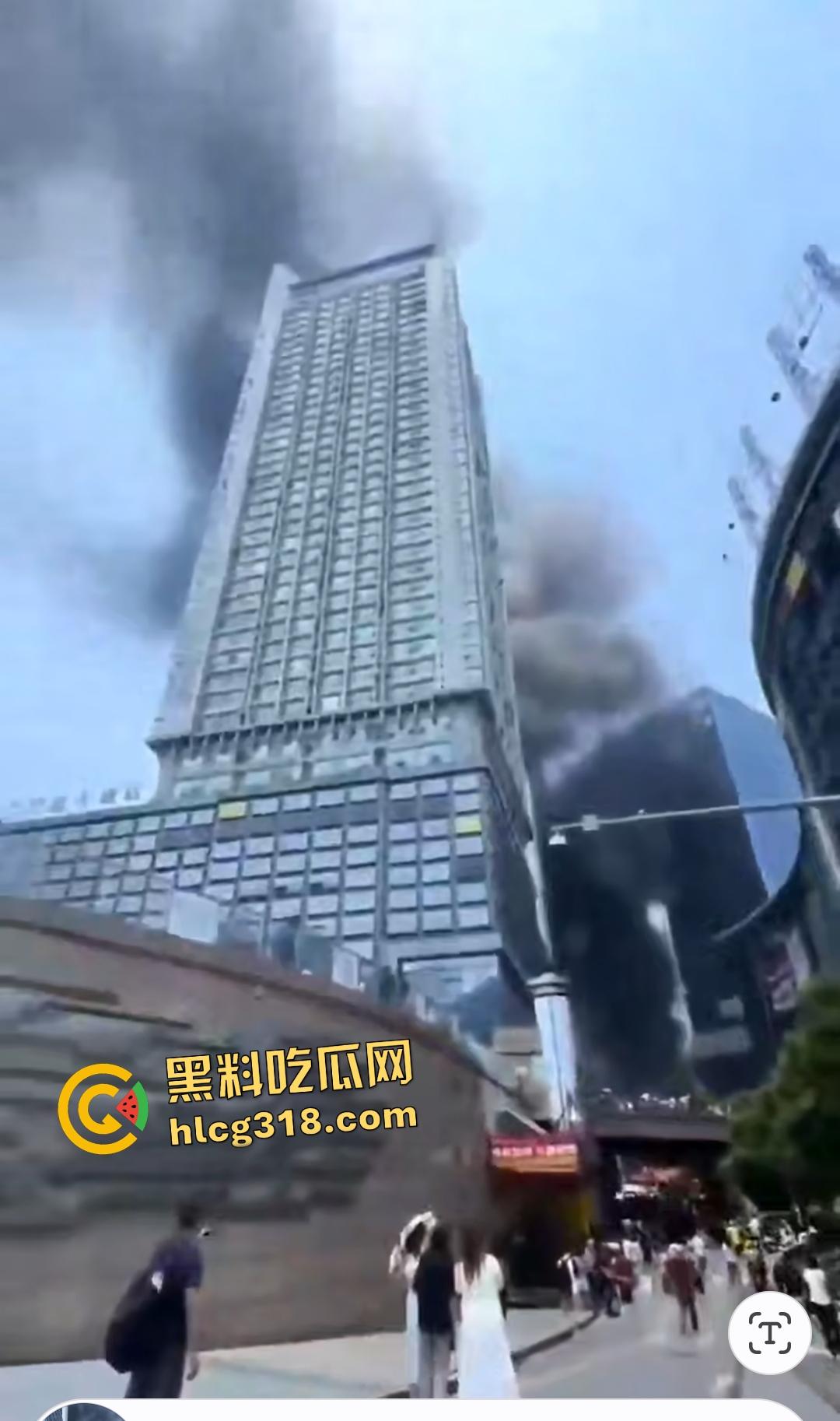 重庆九龙坡摩托车停放点炸翻天！熊孩子鞭炮炸油箱引发大火，火海吞百车！  第4张