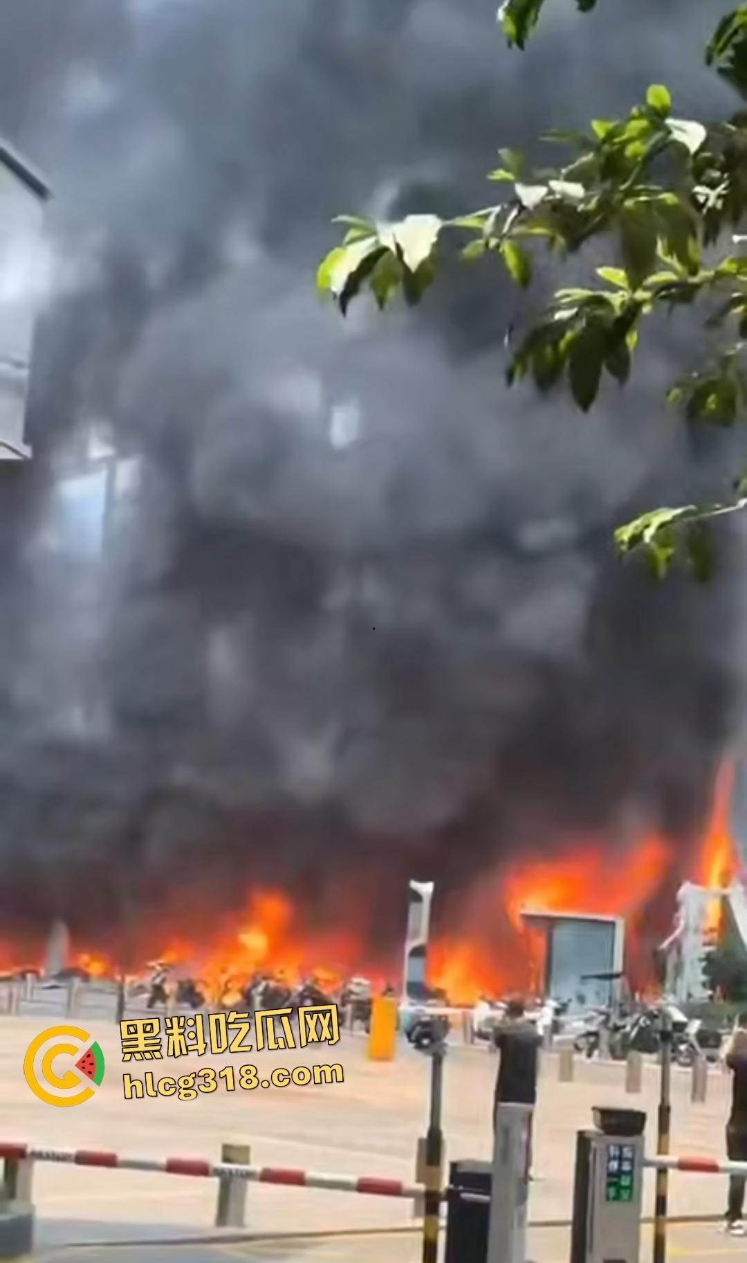 重庆九龙坡摩托车停放点炸翻天！熊孩子鞭炮炸油箱引发大火，火海吞百车！  第5张