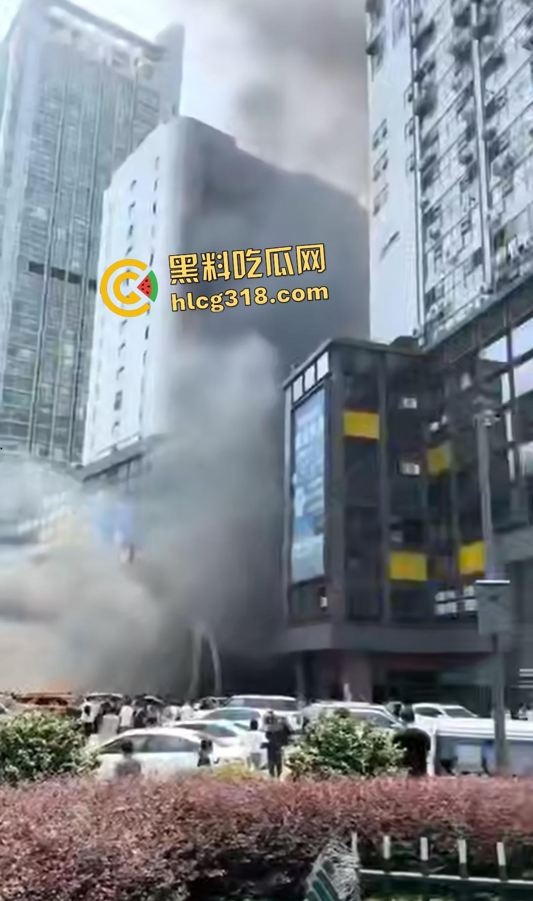 重庆九龙坡摩托车停放点炸翻天！熊孩子鞭炮炸油箱引发大火，火海吞百车！  第6张