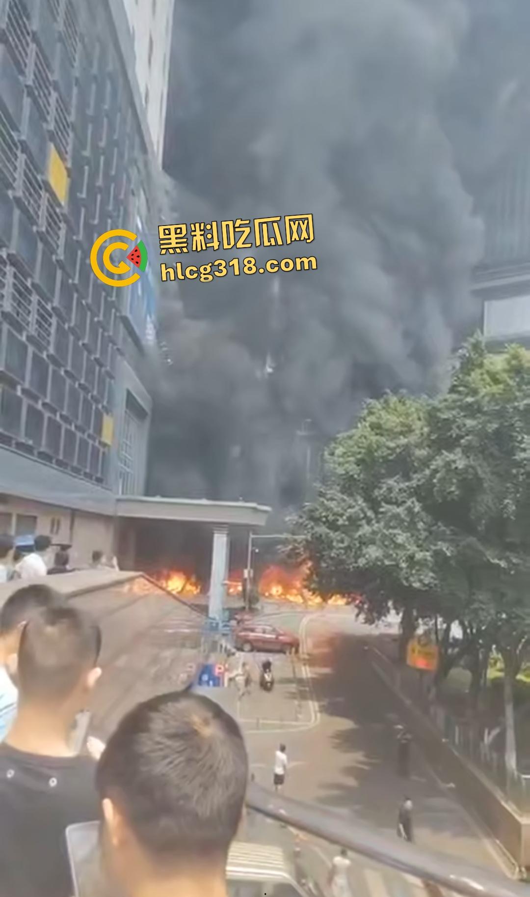 重庆九龙坡摩托车停放点炸翻天！熊孩子鞭炮炸油箱引发大火，火海吞百车！  第7张