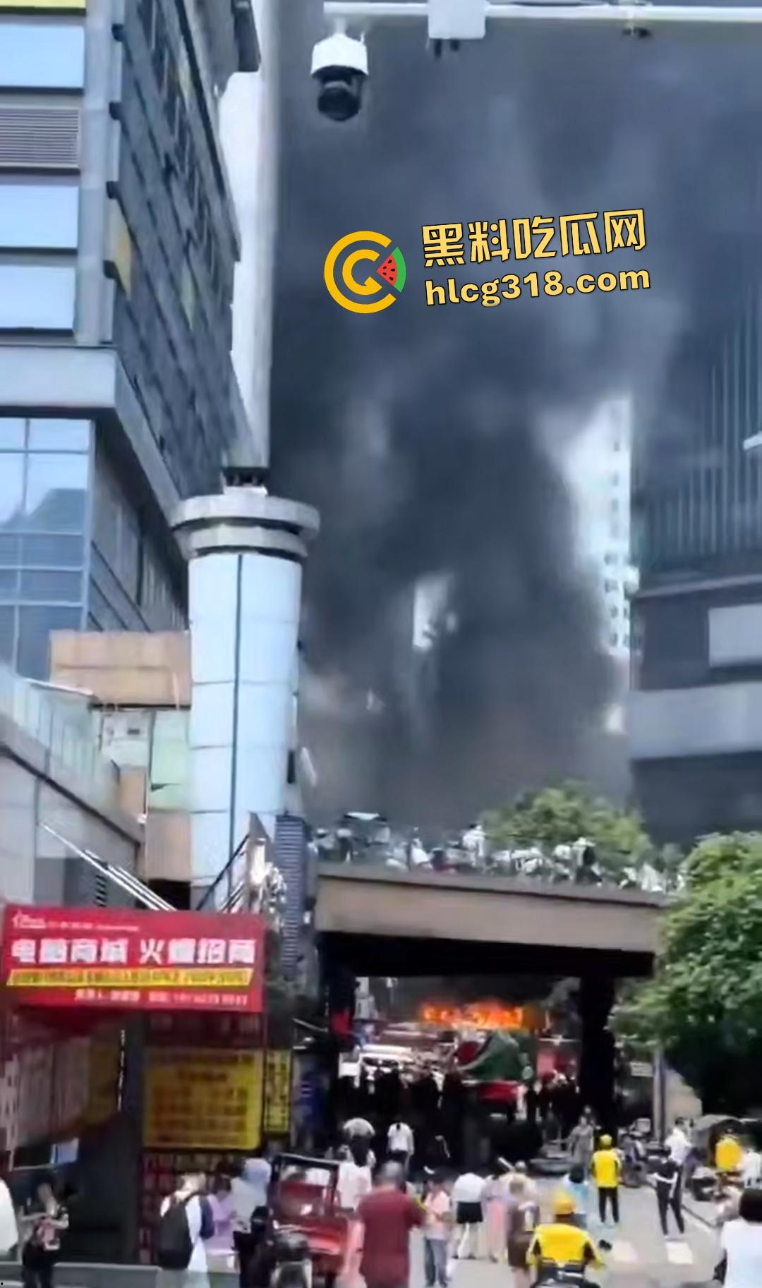 重庆九龙坡摩托车停放点炸翻天！熊孩子鞭炮炸油箱引发大火，火海吞百车！  第8张