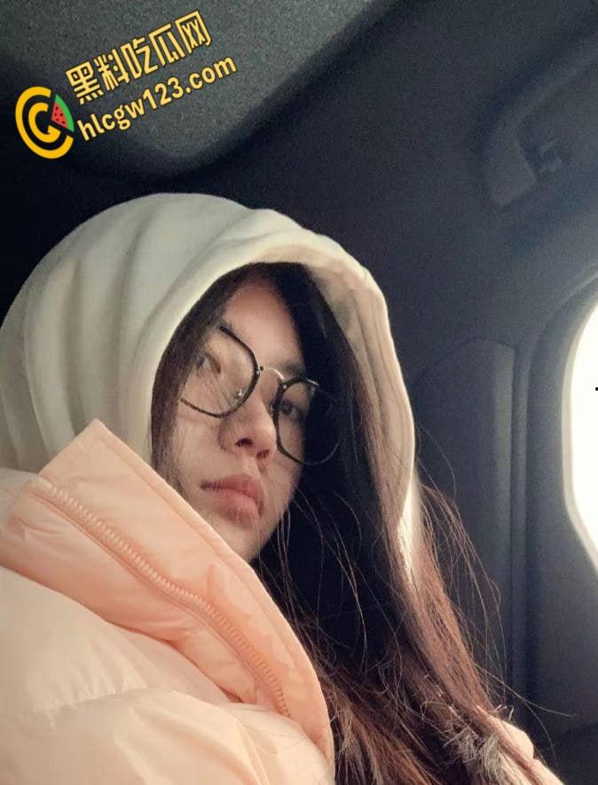 陕西嫩妹五一酒店走廊开战！清纯眼镜妹变身反差女王，男友后入狂欢，监控都看湿了！  第1张