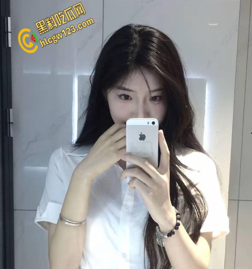 陕西嫩妹五一酒店走廊开战！清纯眼镜妹变身反差女王，男友后入狂欢，监控都看湿了！  第2张