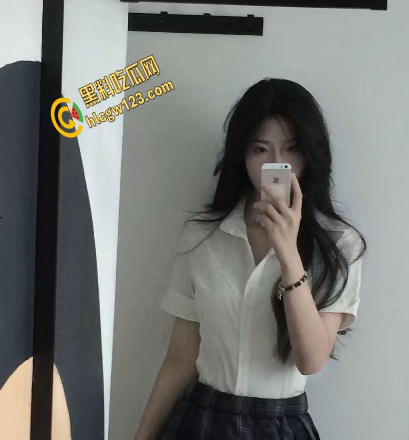 陕西嫩妹五一酒店走廊开战！清纯眼镜妹变身反差女王，男友后入狂欢，监控都看湿了！  第3张