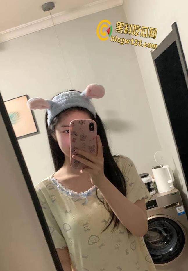 陕西嫩妹五一酒店走廊开战！清纯眼镜妹变身反差女王，男友后入狂欢，监控都看湿了！  第6张