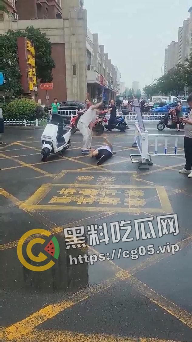 老畜牲强奸孙女！而且还是自己的亲孙女 造成下体撕裂 被儿子暴打 现场画面流出 打死也活该  第6张