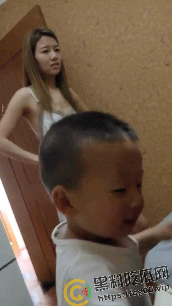 畜生！女子带离婚的同事和老公玩双飞 就让小孩在旁边看着 吃鸡吧的时候还跟小孩子说妈妈吃一口你吃一口  第11张