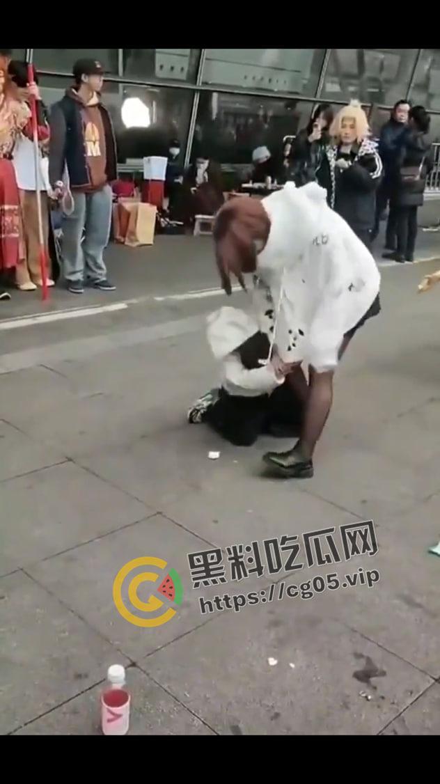 漫展逆天小孩！往人脸上喷发胶 屁股坐脸 脱人裤子 被暴躁女coser正义执行 闹到报警  第4张