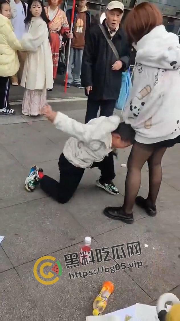 漫展逆天小孩！往人脸上喷发胶 屁股坐脸 脱人裤子 被暴躁女coser正义执行 闹到报警  第5张