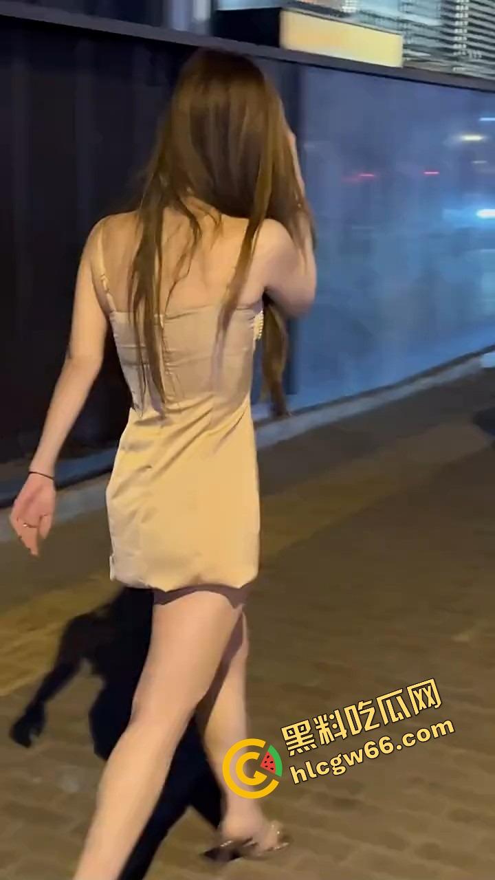 三里屯白皮骚集美和黑人约会翻车，被男同胞调侃起冲突，巴西牛排自己送逼上门，等着大鸡巴爆操！  第10张