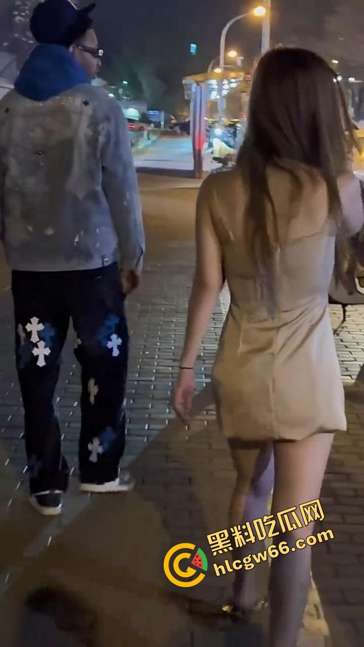 三里屯白皮骚集美和黑人约会翻车，被男同胞调侃起冲突，巴西牛排自己送逼上门，等着大鸡巴爆操！  第11张