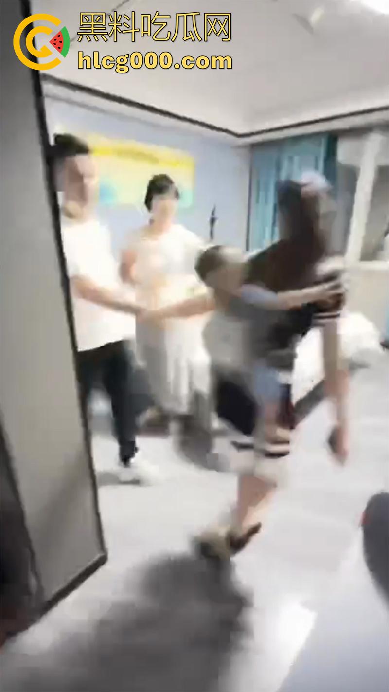 广东湛江西湖大道,已婚渣男按耐不住出轨偷情,妻子刚生孩子没多久,抱着小孩捉奸,太悲惨了! 第11张 广东湛江西湖大道,已婚渣男按耐不住出轨偷情,妻子刚生孩子没多久,抱着小孩捉奸,太悲惨了! 第11张