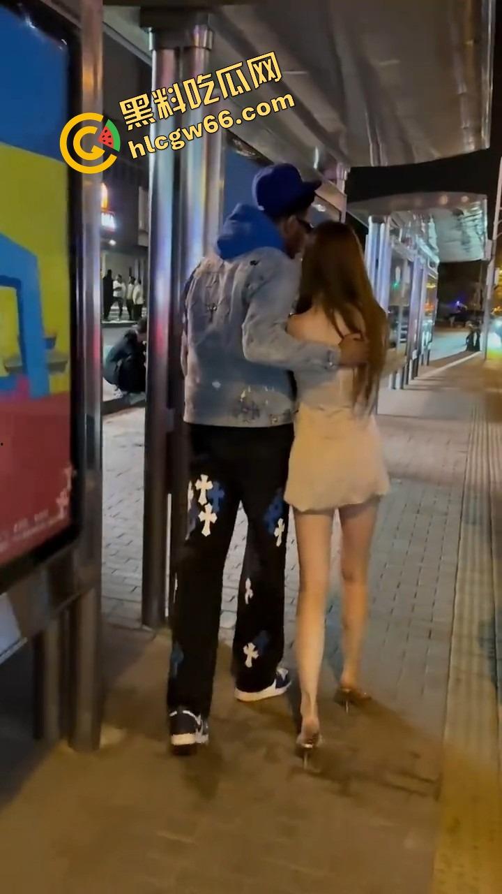 三里屯白皮骚集美和黑人约会翻车，被男同胞调侃起冲突，巴西牛排自己送逼上门，等着大鸡巴爆操！  第13张