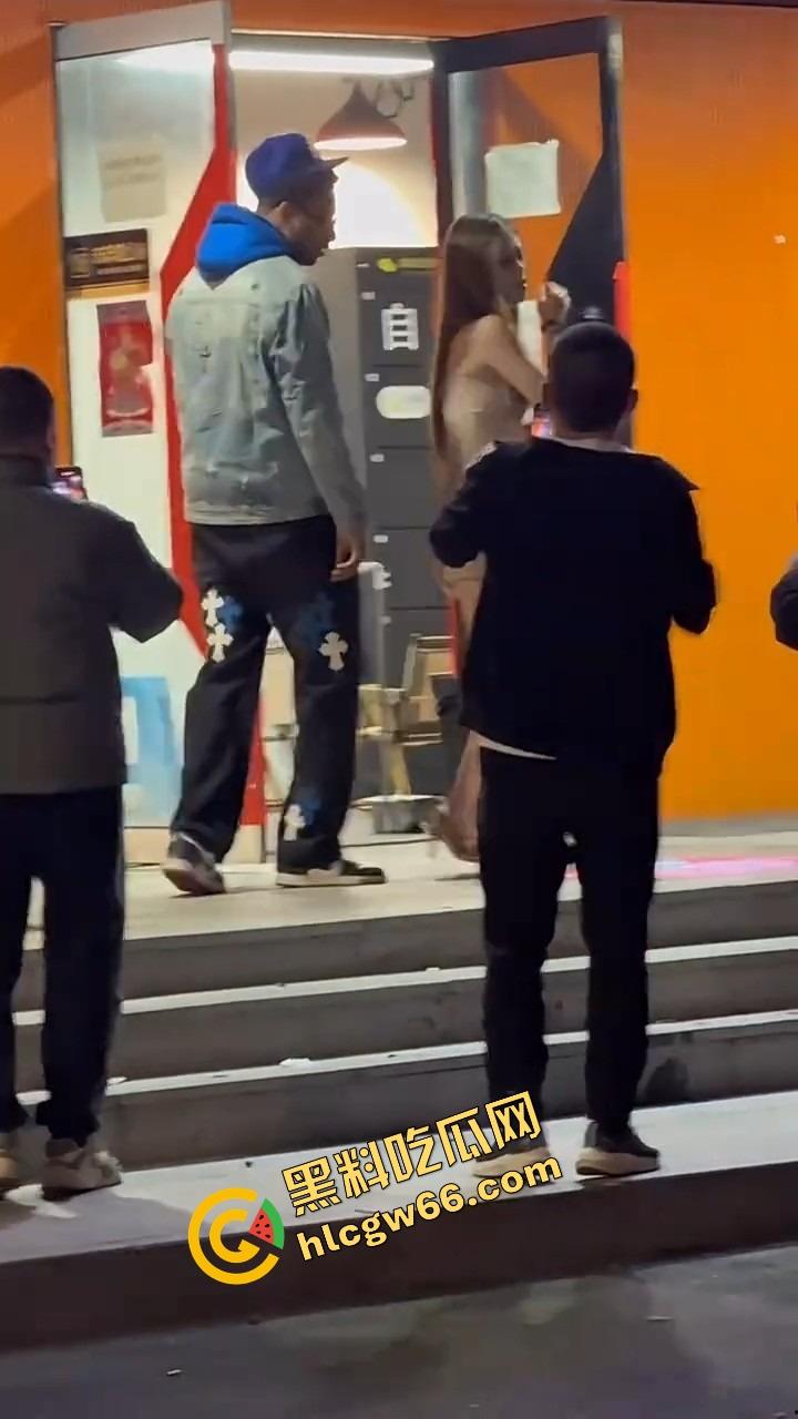 三里屯白皮骚集美和黑人约会翻车，被男同胞调侃起冲突，巴西牛排自己送逼上门，等着大鸡巴爆操！  第14张