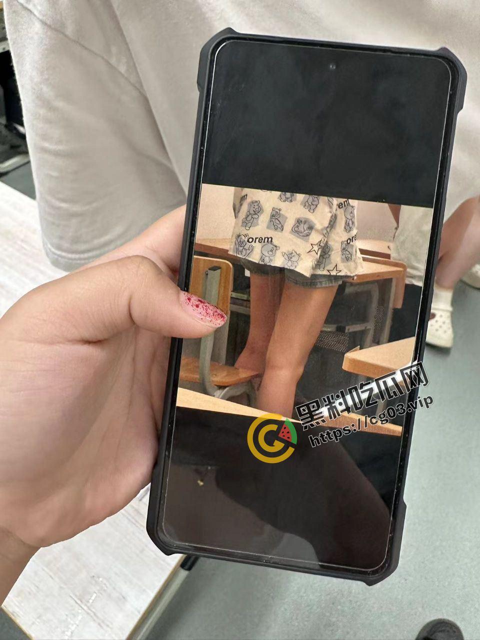 当众社死！疑似广西大学某男偷拍同学美腿被小仙女抓到当众处刑删掉照片 脸都丢没了  第4张