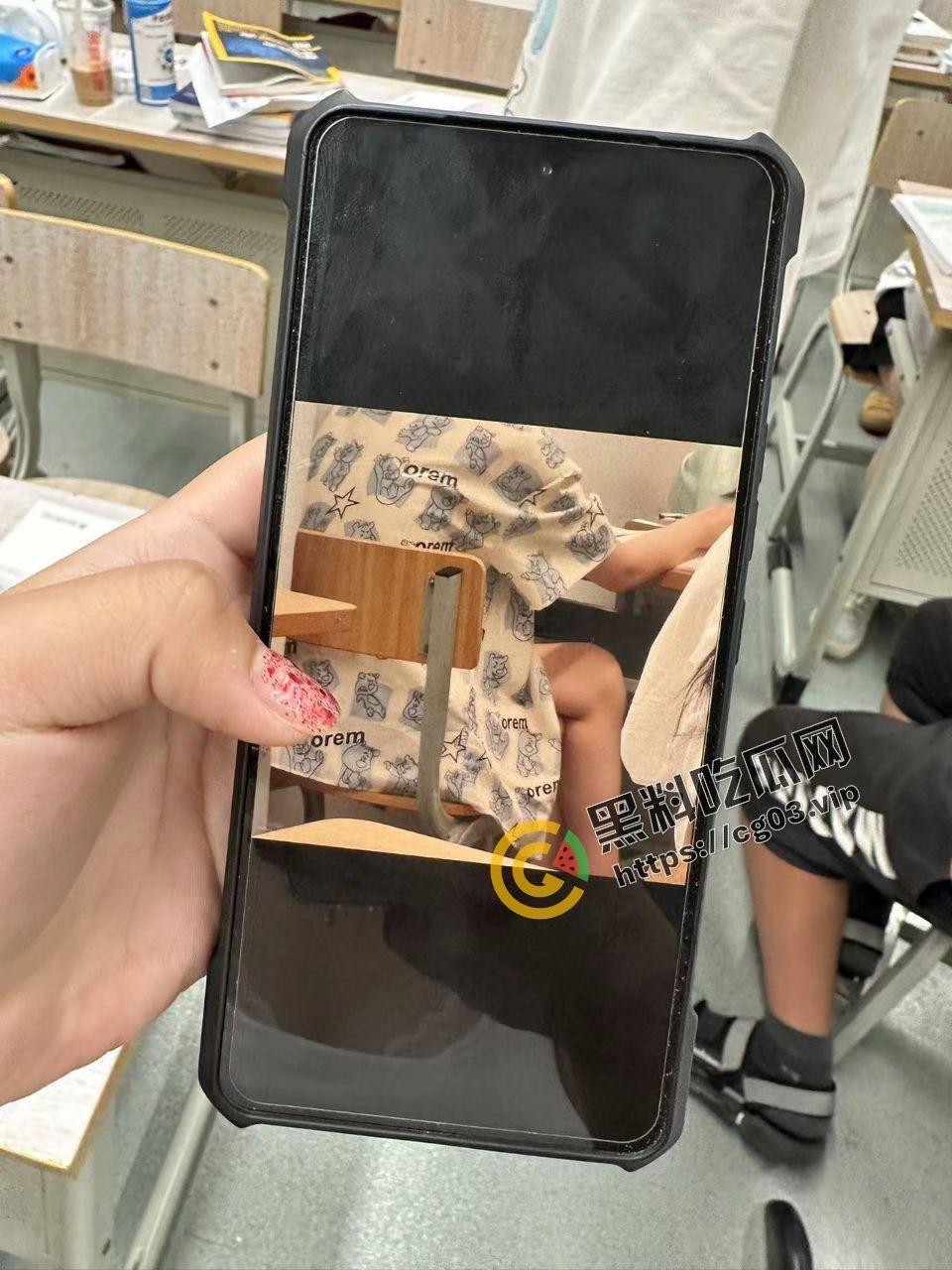 当众社死！疑似广西大学某男偷拍同学美腿被小仙女抓到当众处刑删掉照片 脸都丢没了  第6张