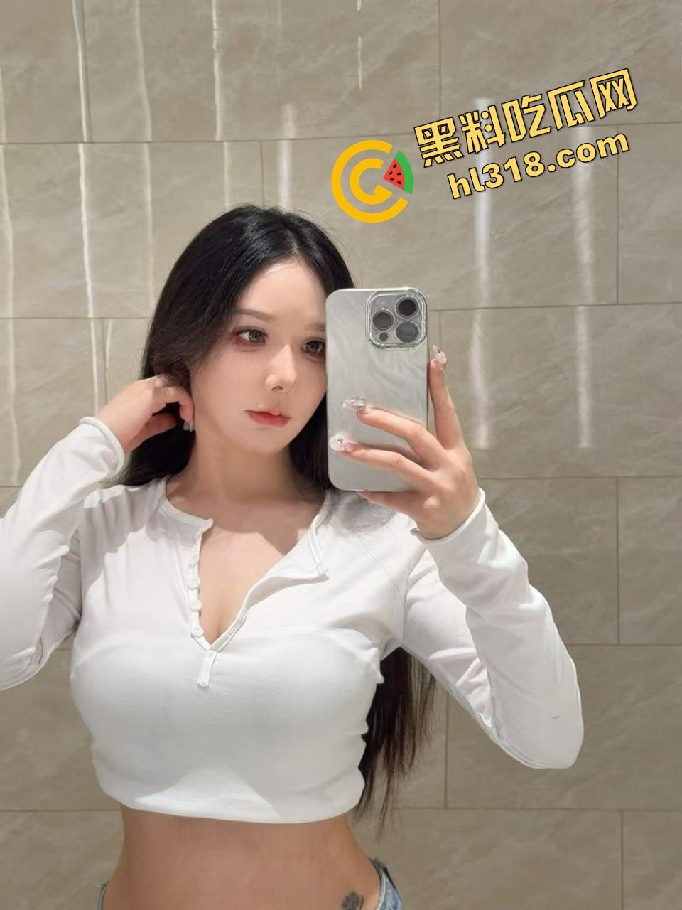 亲妹穿着情趣内衣在厨房切菜，我当场顶到湿透，忍不住无套干进去了，干到她腿软扶不住台面！  第1张