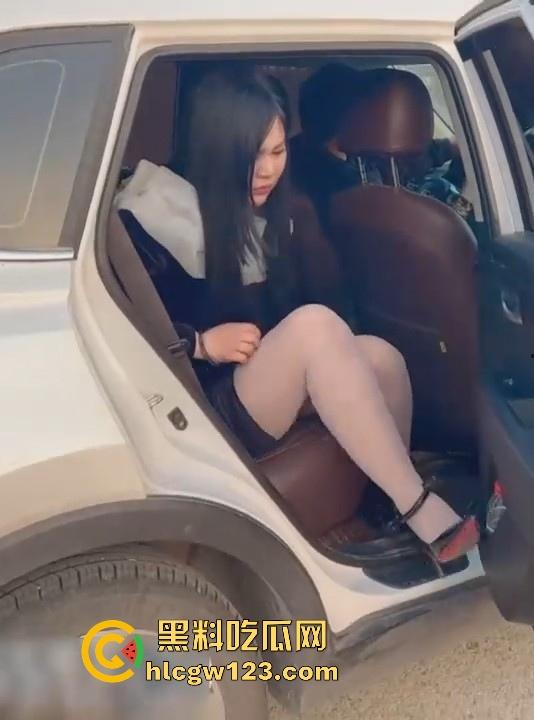 反差抖M少妇户外露出 敏感人妻极致潮喷 换衣塞跳蛋 手铐脚镣喷尿 臊味十足尺度炸裂！  第3张