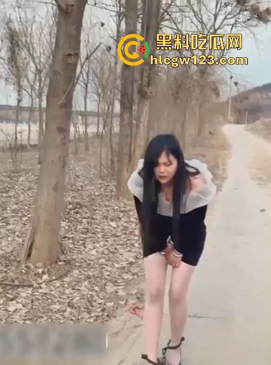 反差抖M少妇户外露出 敏感人妻极致潮喷 换衣塞跳蛋 手铐脚镣喷尿 臊味十足尺度炸裂！  第4张