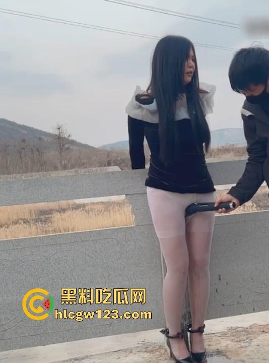 反差抖M少妇户外露出 敏感人妻极致潮喷 换衣塞跳蛋 手铐脚镣喷尿 臊味十足尺度炸裂！  第8张