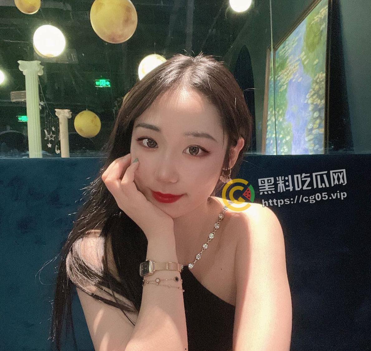 安徽大学情侣租客 美女反差婊女友和房东偷吃 这房东有钱赚 有逼日 太爽了  第1张