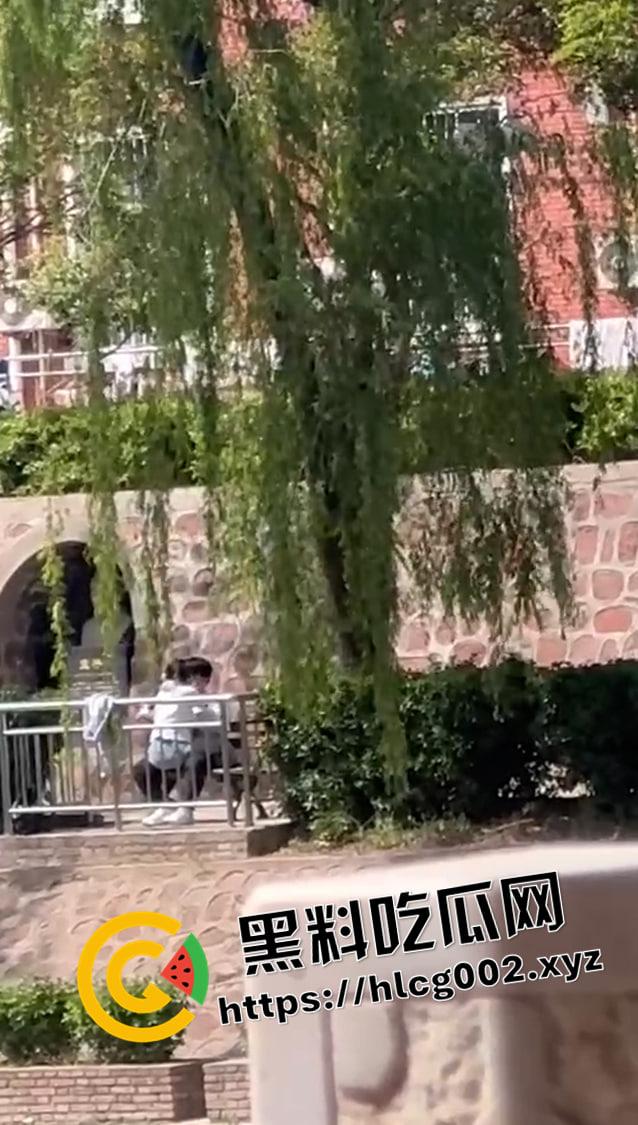 郑州升达经贸管理学院 情侣孟子像前打野战 这是给孟子上生理课吗  第1张