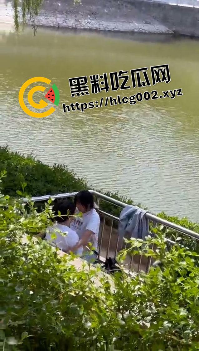 郑州升达经贸管理学院 情侣孟子像前打野战 这是给孟子上生理课吗  第2张