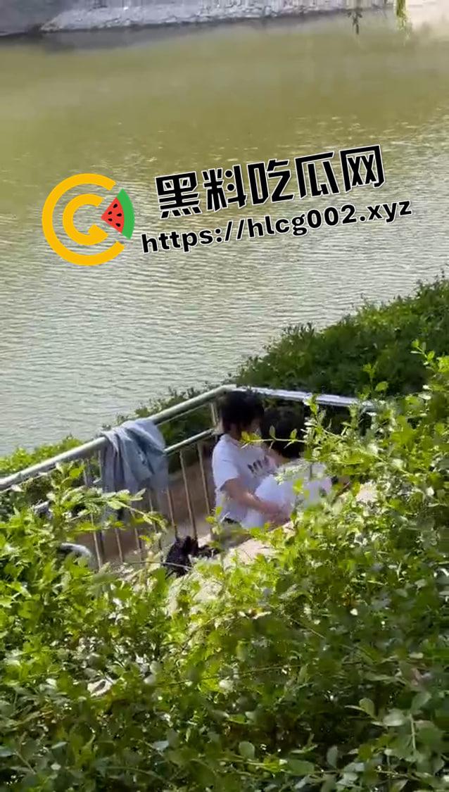 郑州升达经贸管理学院 情侣孟子像前打野战 这是给孟子上生理课吗  第3张