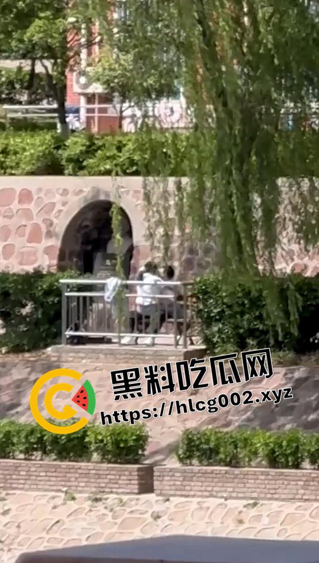 郑州升达经贸管理学院 情侣孟子像前打野战 这是给孟子上生理课吗  第4张