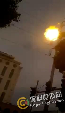 老头因汽车不戴头盔不满被罚款 爬上高压电线变身雷电法王 人都烧糊了  第2张