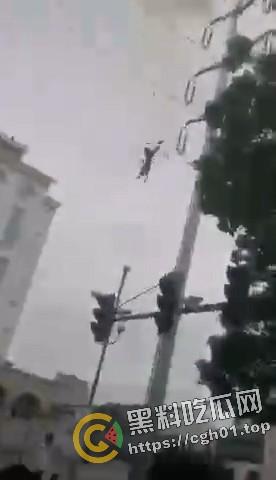 老头因汽车不戴头盔不满被罚款 爬上高压电线变身雷电法王 人都烧糊了  第4张