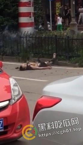 老头因汽车不戴头盔不满被罚款 爬上高压电线变身雷电法王 人都烧糊了  第5张