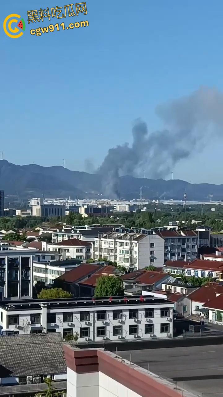 长兴和平大川化工厂爆炸现场，厂区被炸得稀烂，浓烟滚滚碎片乱飞，附近房屋天花板都炸飞了！  第7张