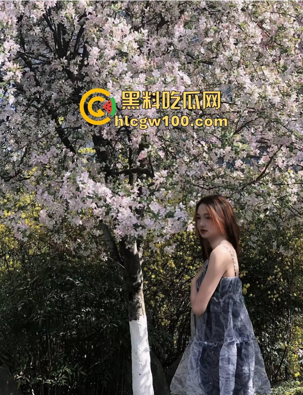 西安交通大学大四学姐【钟珂怡】私密视频泄露，网上裸聊自慰极品骚货饥渴难耐。  第3张