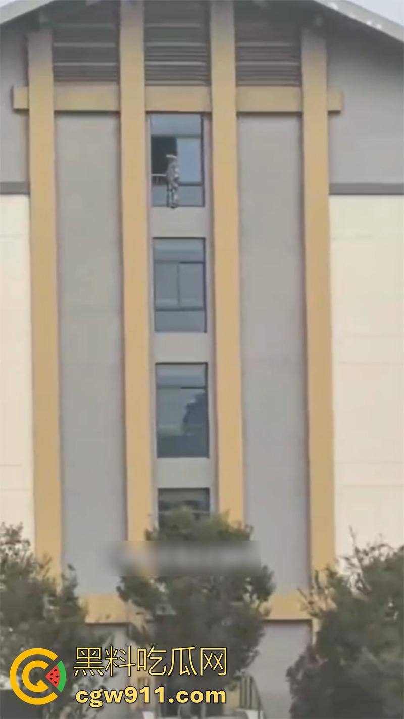 教官军训导致学生跳楼 ，据说是和教官顶了几句，学生承受不住，一气之下跳楼了，承受力的确是小啊！  第2张