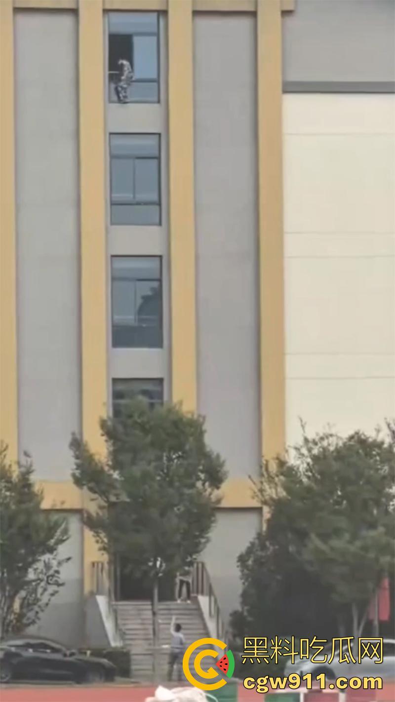 教官军训导致学生跳楼 ，据说是和教官顶了几句，学生承受不住，一气之下跳楼了，承受力的确是小啊！  第3张