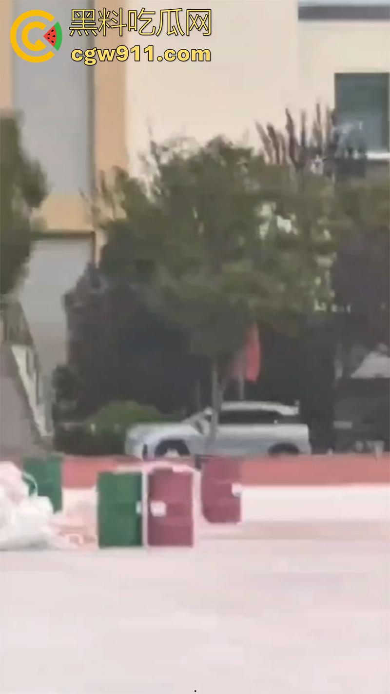 教官军训导致学生跳楼 ，据说是和教官顶了几句，学生承受不住，一气之下跳楼了，承受力的确是小啊！  第4张