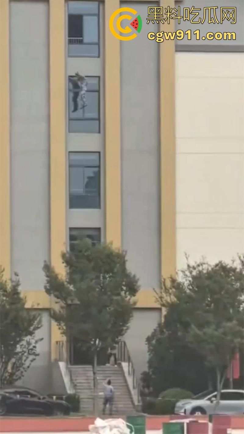 教官军训导致学生跳楼 ，据说是和教官顶了几句，学生承受不住，一气之下跳楼了，承受力的确是小啊！  第5张