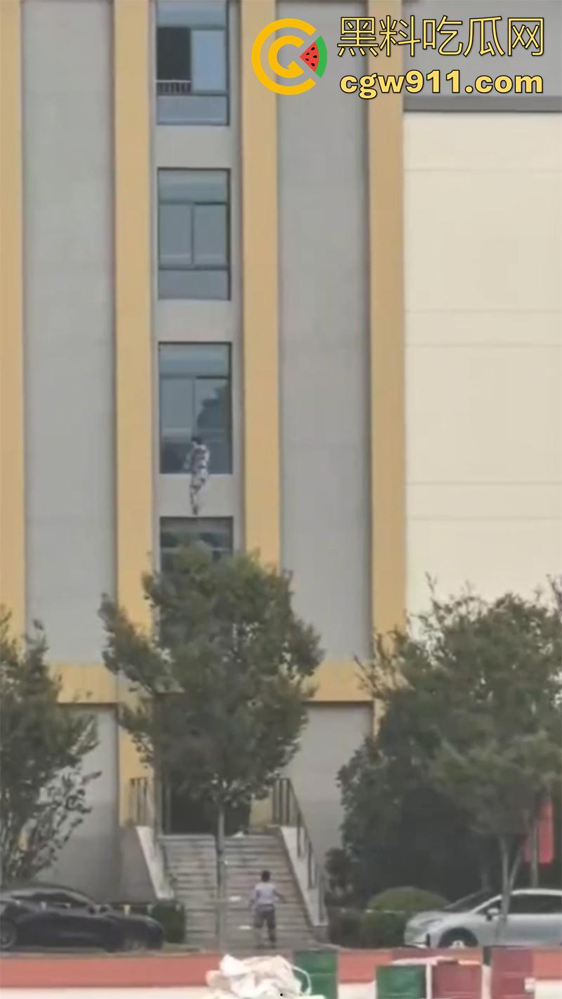 教官军训导致学生跳楼 ，据说是和教官顶了几句，学生承受不住，一气之下跳楼了，承受力的确是小啊！  第6张