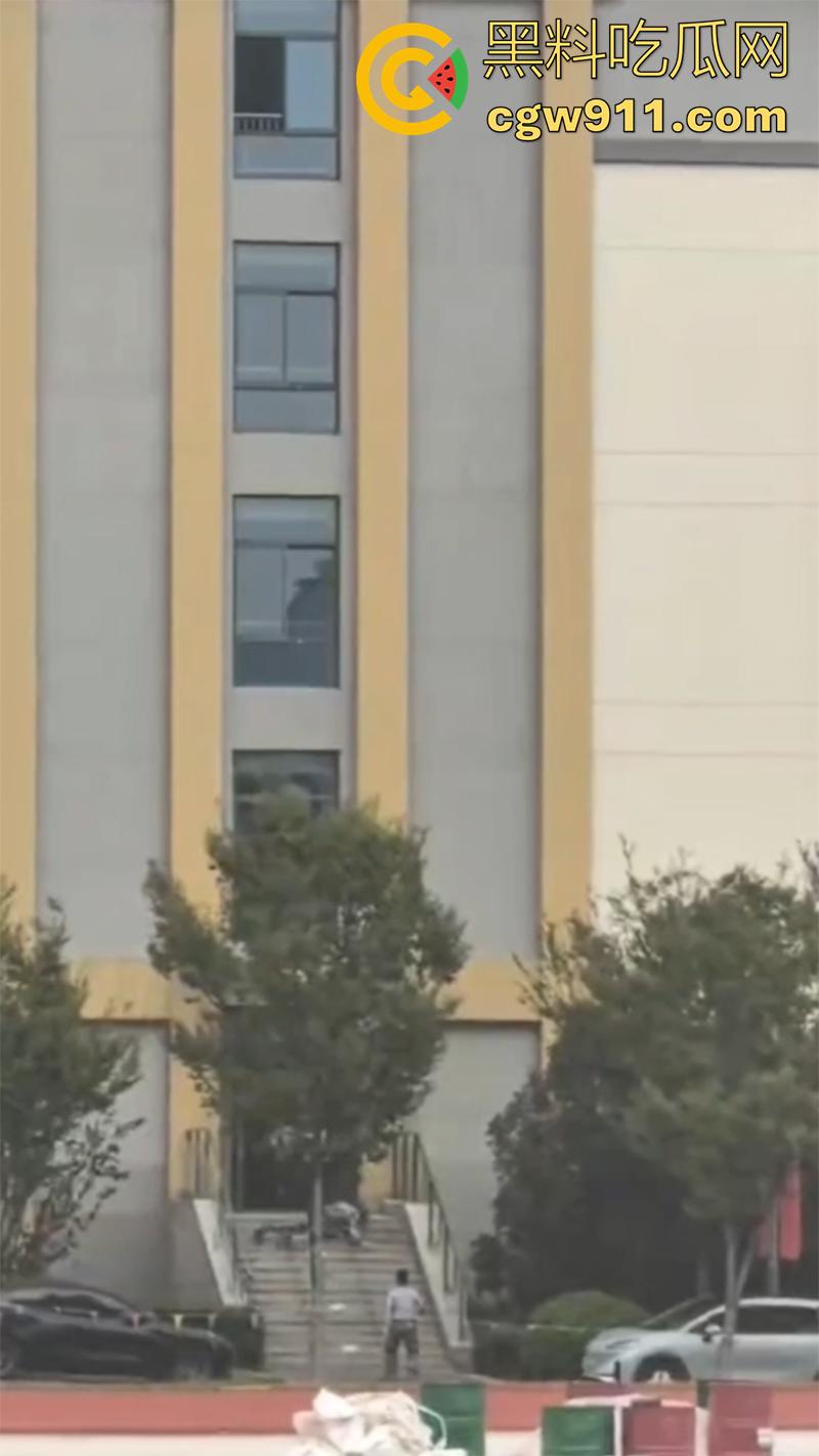 教官军训导致学生跳楼 ，据说是和教官顶了几句，学生承受不住，一气之下跳楼了，承受力的确是小啊！  第7张