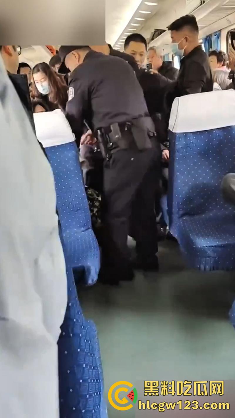 傅首尔面相母女俩,列车上霸座疯狂作妖,拿剪子威胁自杀还用手机砸乘警,扬言为我收尸! 第6张 傅首尔面相母女俩,列车上霸座疯狂作妖,拿剪子威胁自杀还用手机砸乘警,扬言为我收尸! 第6张