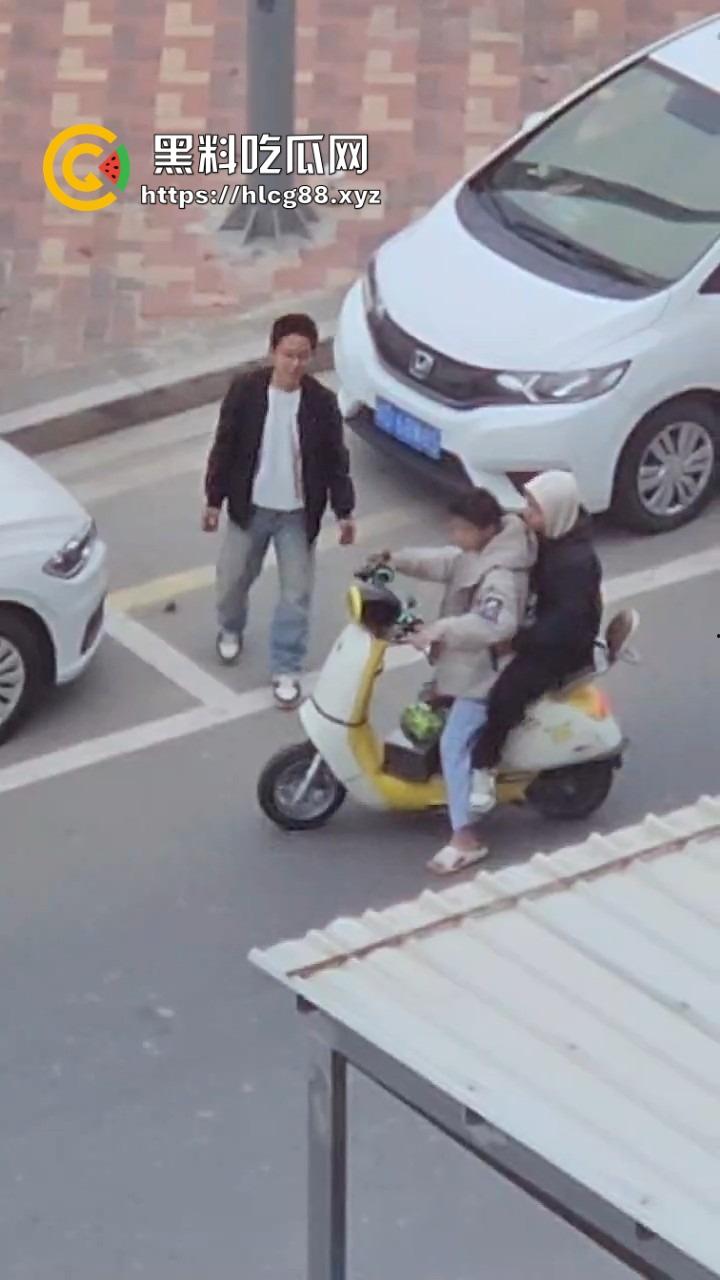 河南偷车小分队大白天开抢,一人爆车门硬撬,两傻逼骑小电驴望风,天网监控算个屁! 第1张 河南偷车小分队大白天开抢,一人爆车门硬撬,两傻逼骑小电驴望风,天网监控算个屁! 第1张